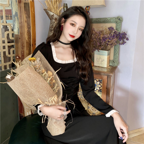 Retro suknelė su kaklaraiščiais ir kvadratine iškirpte – vidutinio ilgio