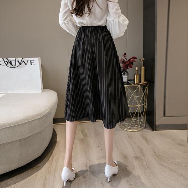 Sieviešu ikdienas svārki ar augstu vidukli un pogām melnā krāsā