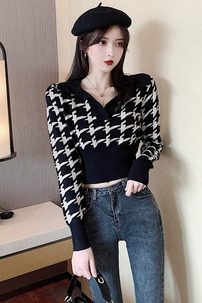 Rövid női pulóver spitz nyakkivágással