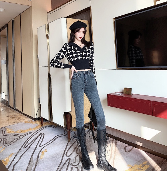 Rövid női pulóver spitz nyakkivágással