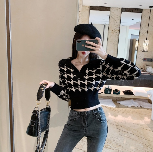 Rövid női pulóver spitz nyakkivágással