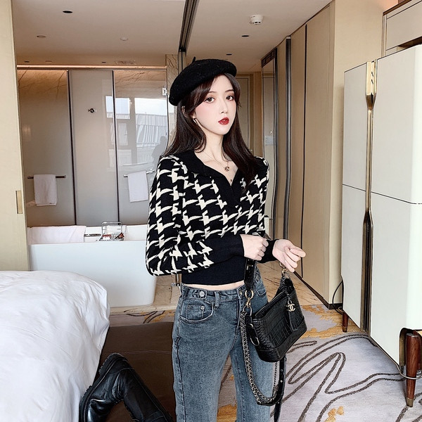 Rövid női pulóver spitz nyakkivágással