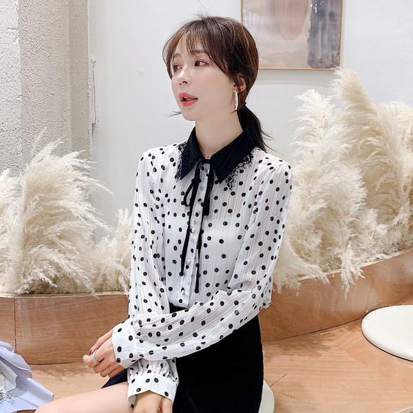 Sieviešu krekls ar klasisku apkakli un pogām baltā krāsā