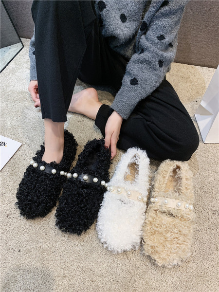 Női pehely mokaszin gyöngyökkel, lapos talppal