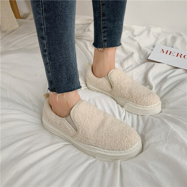 Sieviešu ikdienas apavi ar plakanām zolēm un dūnām