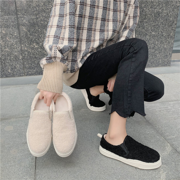 Sieviešu ikdienas apavi ar plakanām zolēm un dūnām