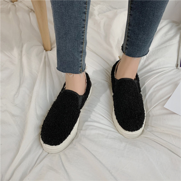 Sieviešu ikdienas apavi ar plakanām zolēm un dūnām