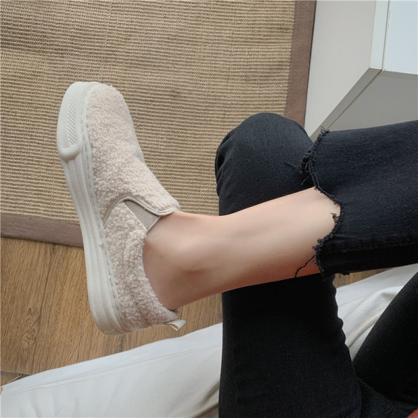 Sieviešu ikdienas apavi ar plakanām zolēm un dūnām