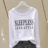 Įprasta moteriška pavasarinė palaidinė su užrašu ir apvalia iškirpte