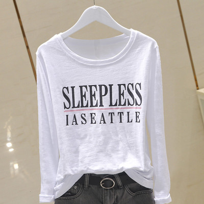 Įprasta moteriška pavasarinė palaidinė su užrašu ir apvalia iškirpte