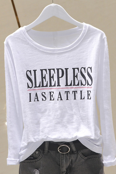 Įprasta moteriška pavasarinė palaidinė su užrašu ir apvalia iškirpte