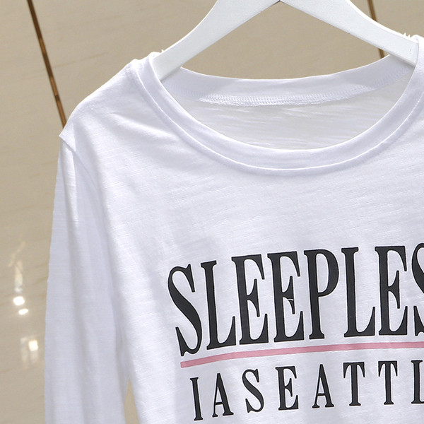 Įprasta moteriška pavasarinė palaidinė su užrašu ir apvalia iškirpte