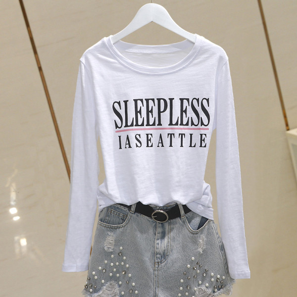 Įprasta moteriška pavasarinė palaidinė su užrašu ir apvalia iškirpte