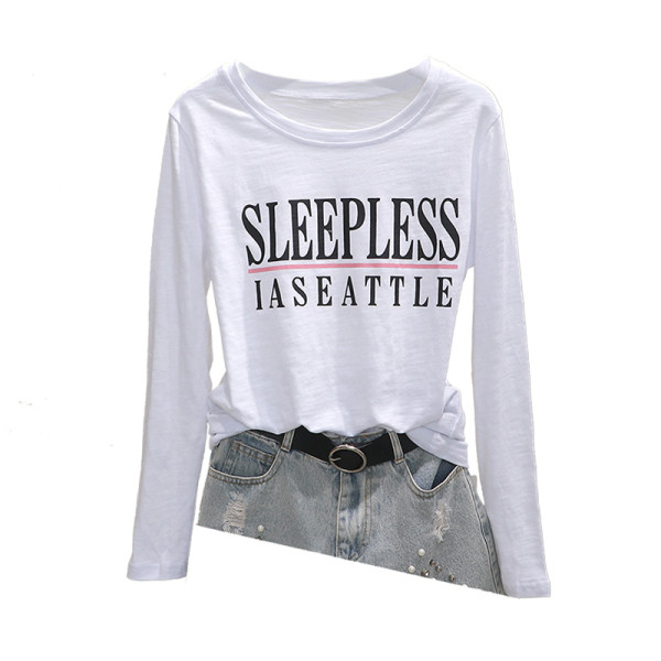 Įprasta moteriška pavasarinė palaidinė su užrašu ir apvalia iškirpte