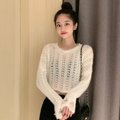 Sieviešu džemperis ar ovālu kakla izgriezumu