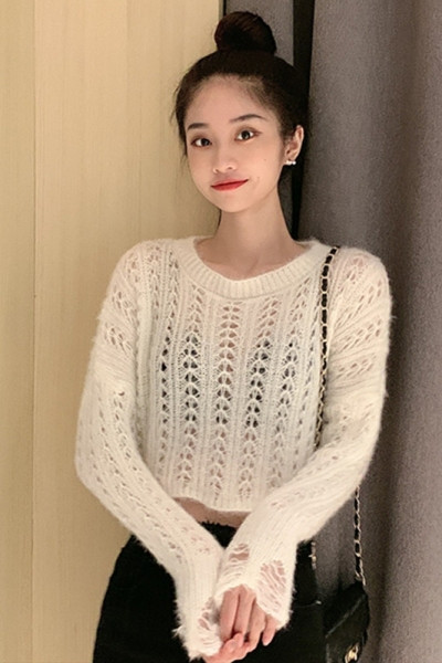 Sieviešu džemperis ar ovālu kakla izgriezumu