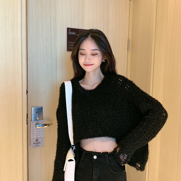 Sieviešu džemperis ar ovālu kakla izgriezumu