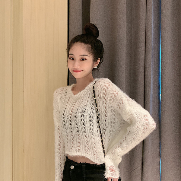 Sieviešu džemperis ar ovālu kakla izgriezumu