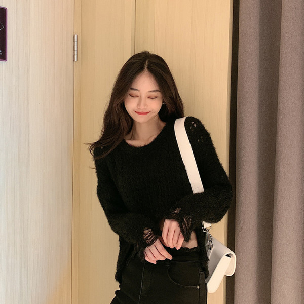 Sieviešu džemperis ar ovālu kakla izgriezumu