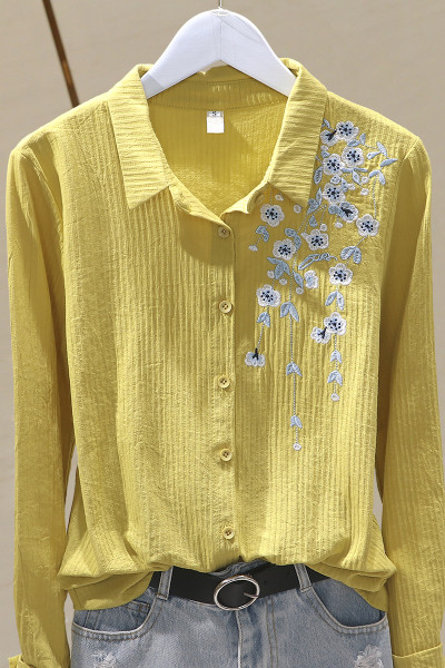 Sieviešu modernais krekls ar krāsainiem izšuvumiem un klasisku apkakli