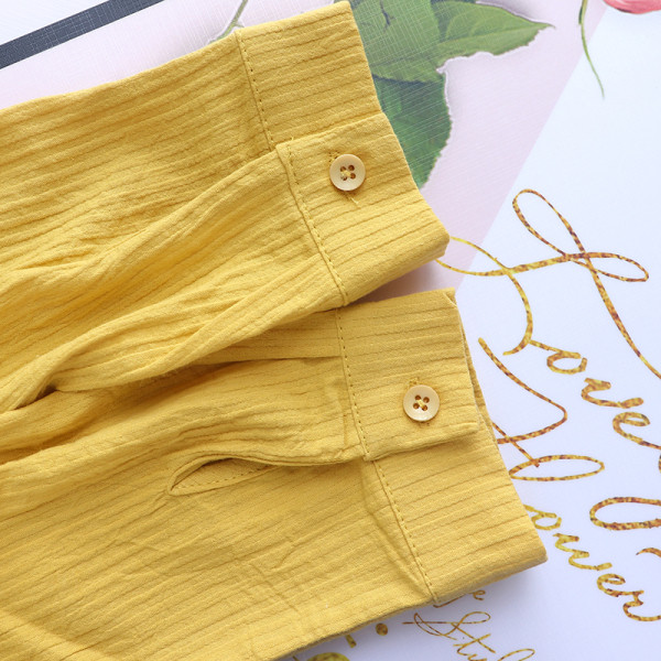 Sieviešu modernais krekls ar krāsainiem izšuvumiem un klasisku apkakli