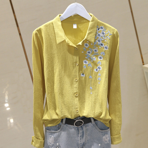 Sieviešu modernais krekls ar krāsainiem izšuvumiem un klasisku apkakli