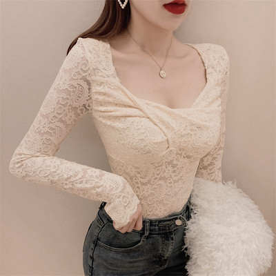 Sieviešu mežģīņu blūze ar kvadrātveida kakla izgriezumu un garām piedurknēm