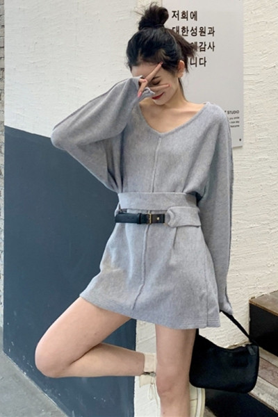 Laisvalaikio moteriška suknelė su špicine iškirpte ir odiniu diržu