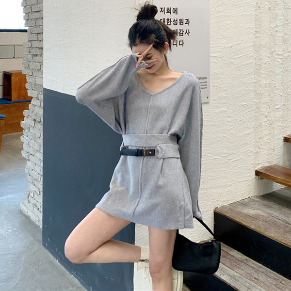 Laisvalaikio moteriška suknelė su špicine iškirpte ir odiniu diržu