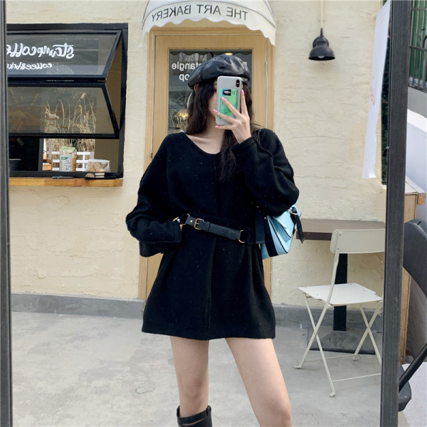 Laisvalaikio moteriška suknelė su špicine iškirpte ir odiniu diržu