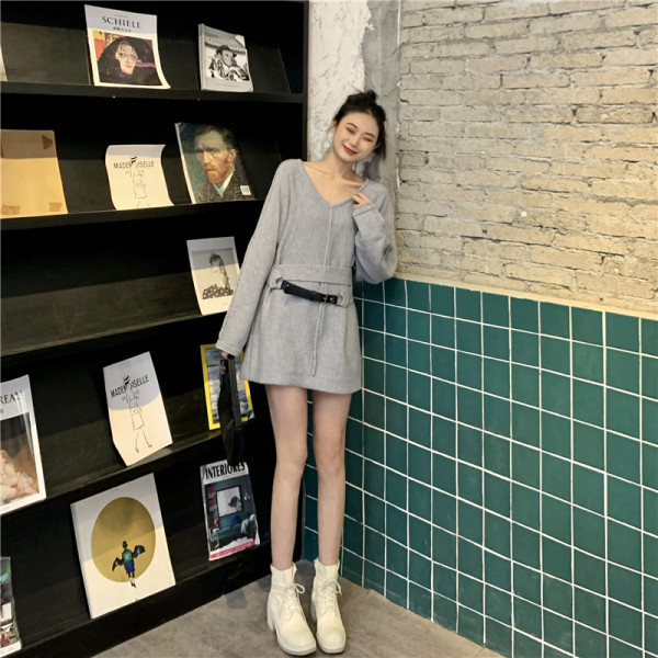 Laisvalaikio moteriška suknelė su špicine iškirpte ir odiniu diržu