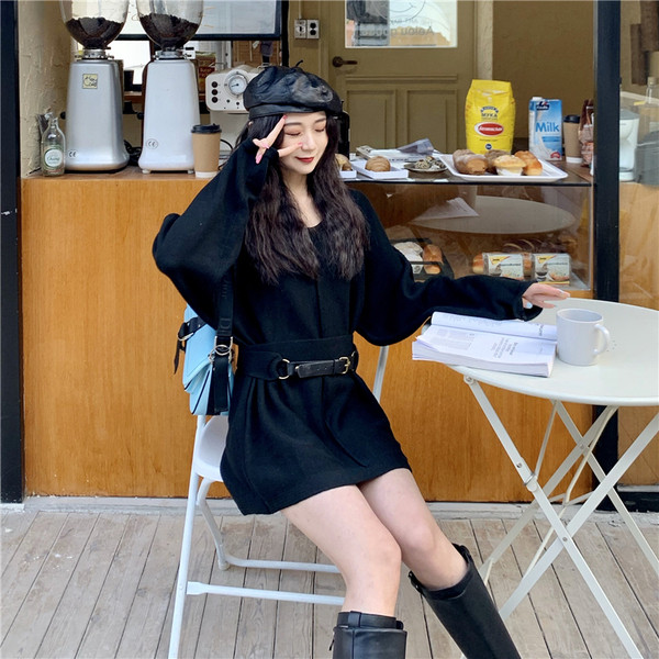 Laisvalaikio moteriška suknelė su špicine iškirpte ir odiniu diržu