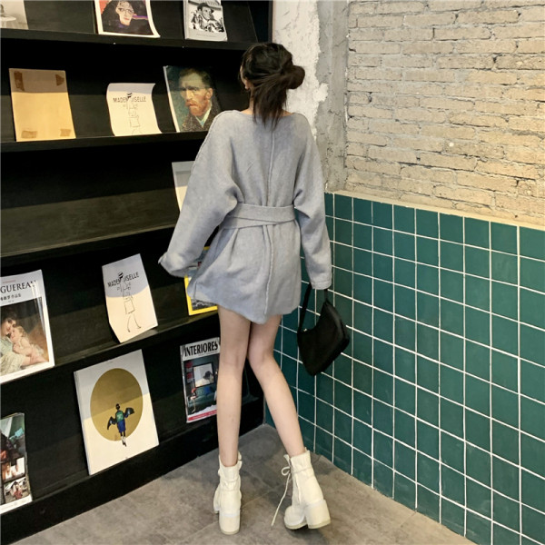 Laisvalaikio moteriška suknelė su špicine iškirpte ir odiniu diržu