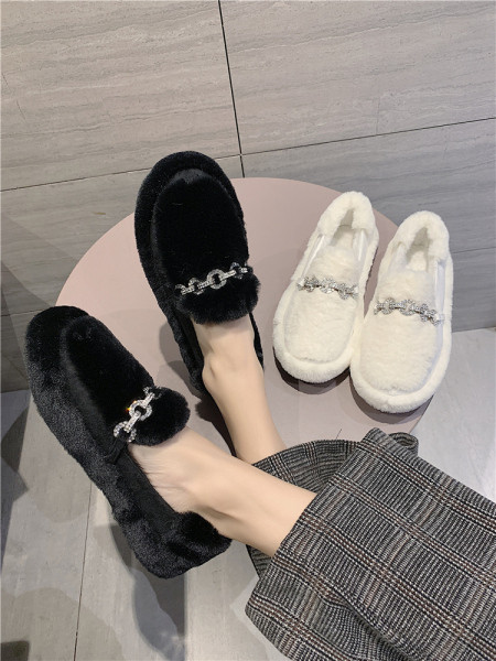 Laisvalaikio moteriški batai su pūkais ir metaliniu elementu