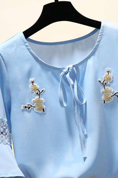 Moderns sieviešu krekls ar 3/4 piedurknēm un krāsainu izšuvumu