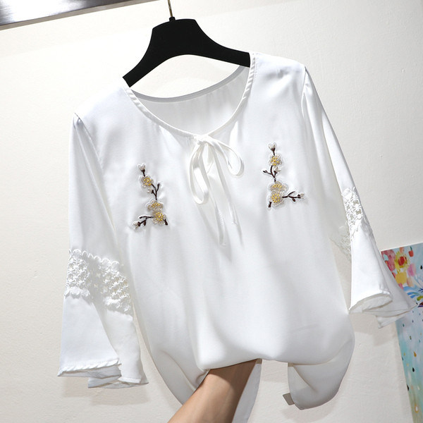 Moderns sieviešu krekls ar 3/4 piedurknēm un krāsainu izšuvumu