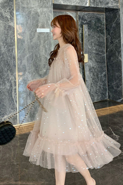 Moderna sieviešu kleita ar tilla un garām piedurknēm