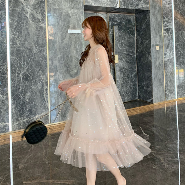 Moderna sieviešu kleita ar tilla un garām piedurknēm