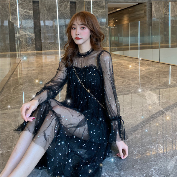 Moderna sieviešu kleita ar tilla un garām piedurknēm