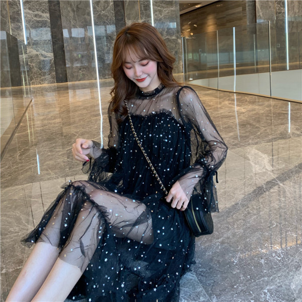 Moderna sieviešu kleita ar tilla un garām piedurknēm