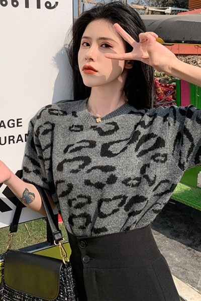 Rövid ujjú, állatmintás női pulóver