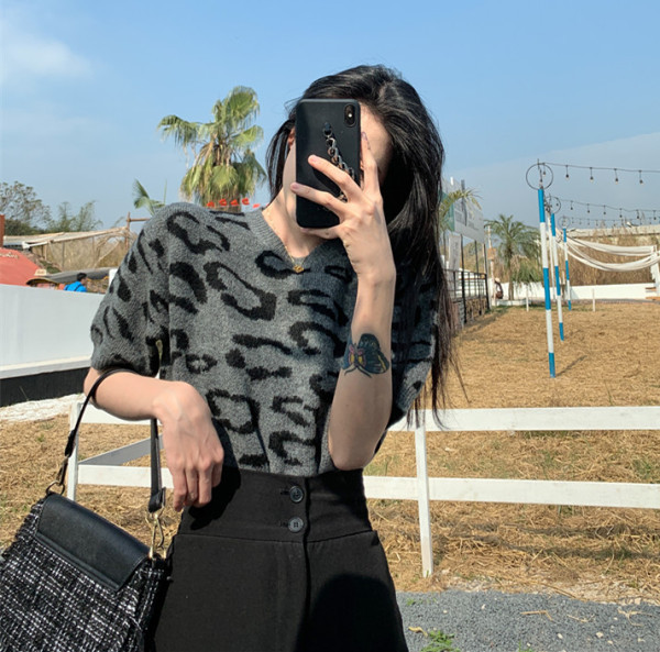 Rövid ujjú, állatmintás női pulóver