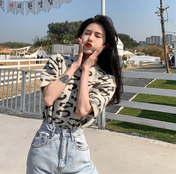 Rövid ujjú, állatmintás női pulóver