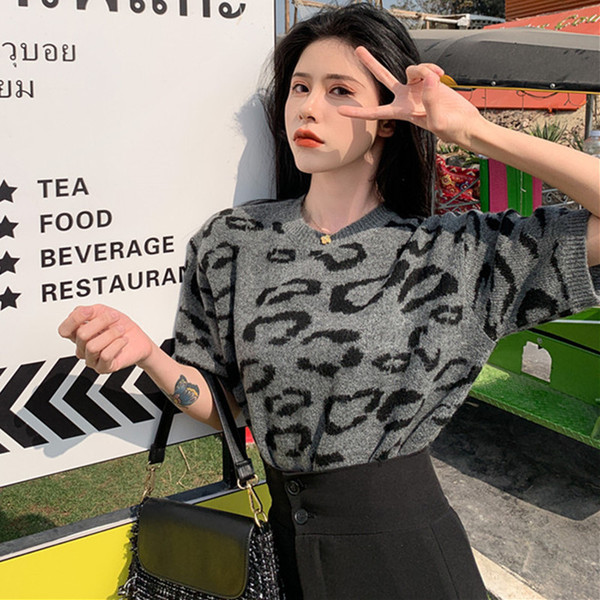 Rövid ujjú, állatmintás női pulóver