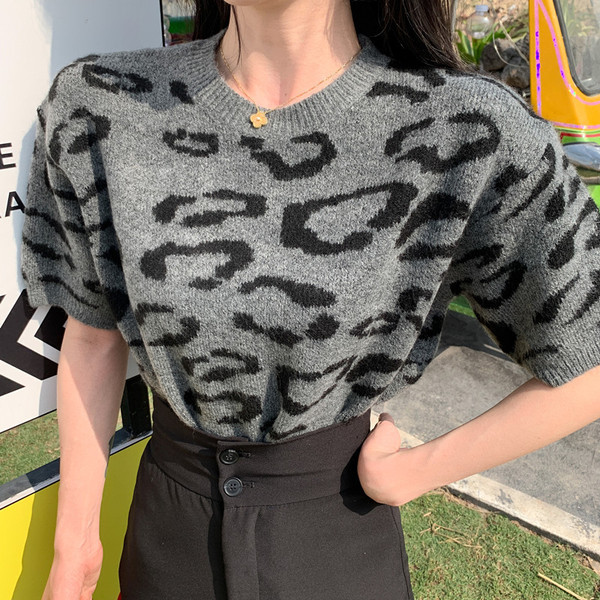 Rövid ujjú, állatmintás női pulóver