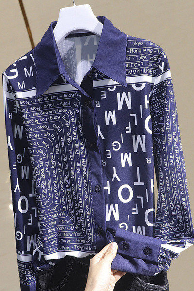 Cămașă casual de damă cu inscripții colorate și guler clasic