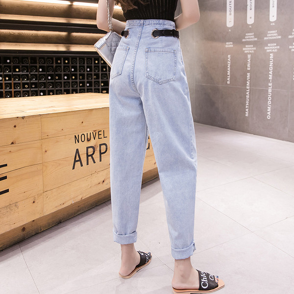 Női farmer bőrövvel és magas derékkal - egyenes modell