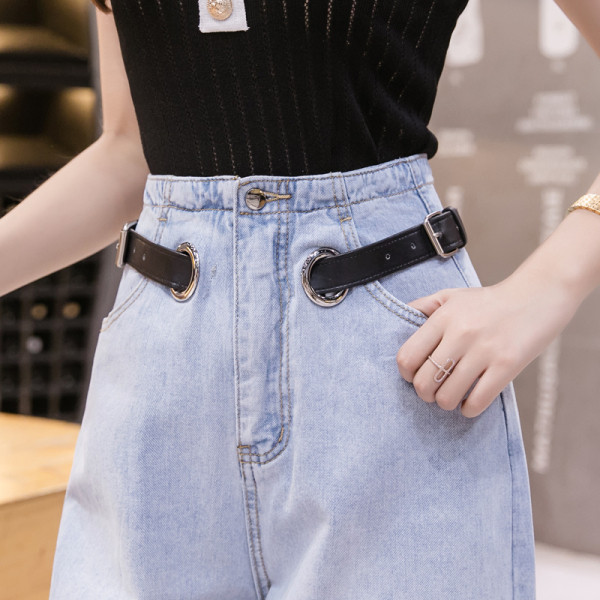 Női farmer bőrövvel és magas derékkal - egyenes modell