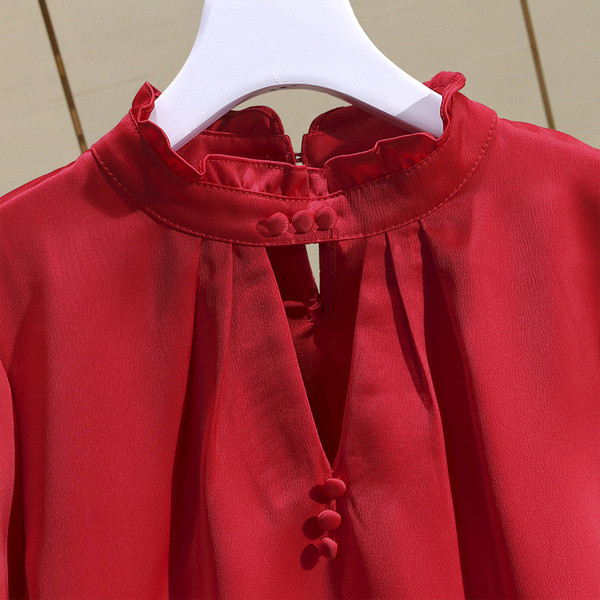 Aktuális női ing gallérján gombokkal - széles modell