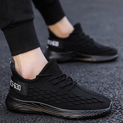 Textilből és fűzőből készült férfi tornacipő új modellje